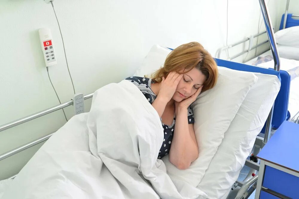 Боль больничных. Женщина в больничной палате. женщина на кровати в больнице. больная женщина на кравот.
