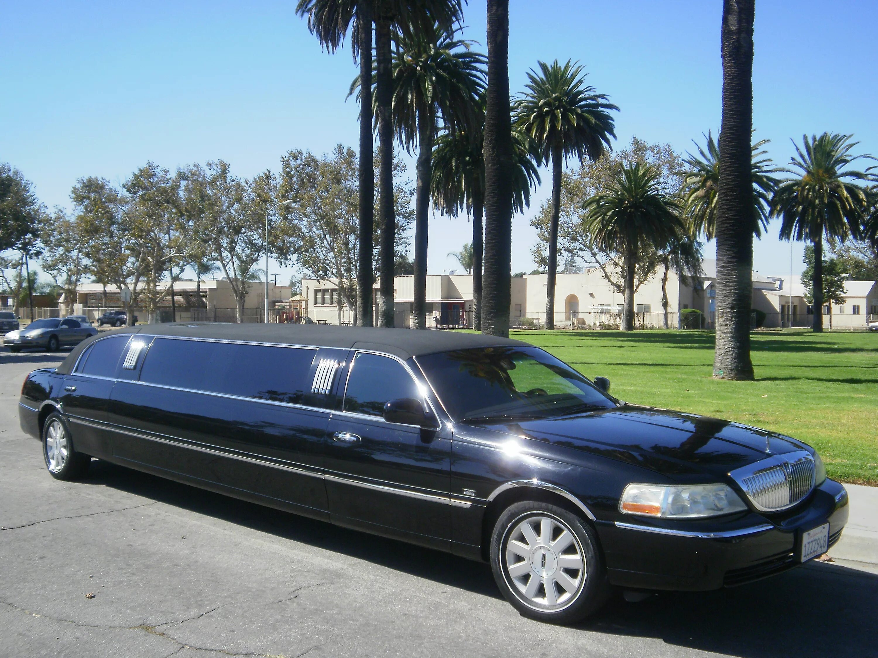 Удлиненные авто. Lincoln лимузин 2023. Линкольн Таун кар 1999 лимузин. Cadillac Eldorado лимузин. Линкольн Континенталь 1993 лимузин.