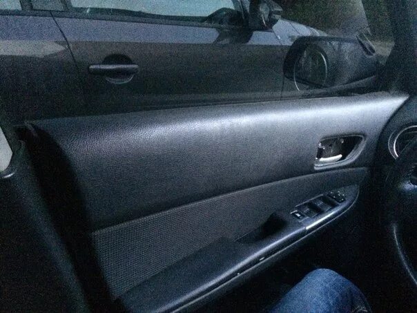 Обшивка двери мазда 6. Mazda 6 GH обшивки. Мазда 6 2015 блок на водительской двери. Мазда 6 салон водительская дверь.