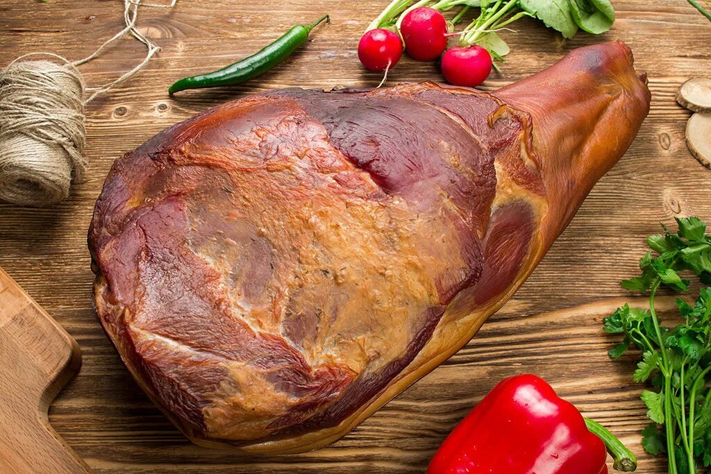 Окорок холодного копчения. Курица горячего копчения. Свиной окорок холодного копчения. Тамбовский окорок сырокопчёный. Окорочок копченый.