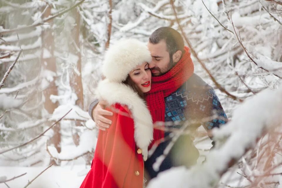 Зима любовь. Зимняя сказка влюбленных. Зимняя романтика. Влюбленные в снегу. Зима люблю песня