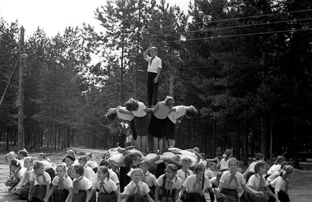 Лето в пионерском лагере. Пионерлагерь Пионерский лагерь СССР. Пионерский лагерь Дружба пионеры СССР. Пахомов«в Пионерском лагере» (1933),. Пионерлагерь дети СССР 60-70е годы.