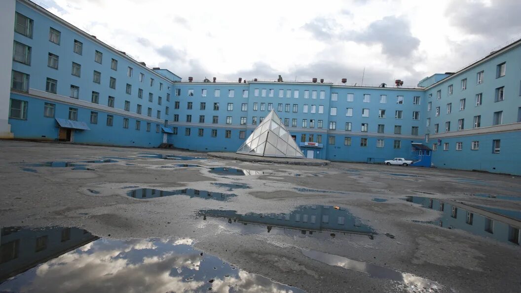 Арктическая ипотека условия мурманск. Тюрьма в Норильске. Норильск снег. Норильск снег летом. Жители Норильска.