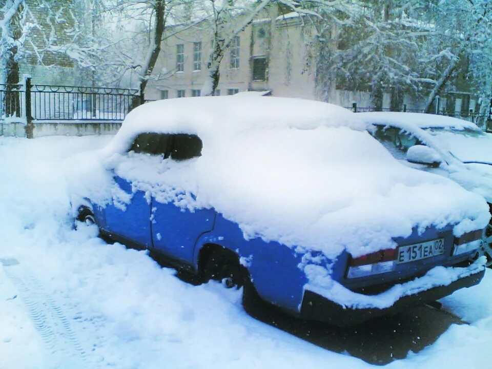 Машина снежка. Машина в снегу. Машина под снегом. Десятка авто в снегу. ВАЗ В снегу.