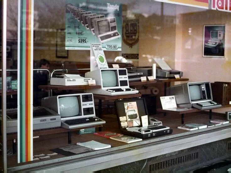 Магазины компьютерной техники работают. Компьютерный магазин. Магазин компьютеров. Витрина с компьютерами. Компьютеры 80-х.