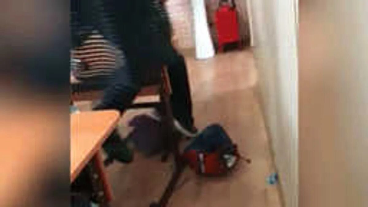 Школьники избивают одноклассника в школе. Школьник избил одноклассника. Первоклассницу избили в школе. 33 школа избил ученика