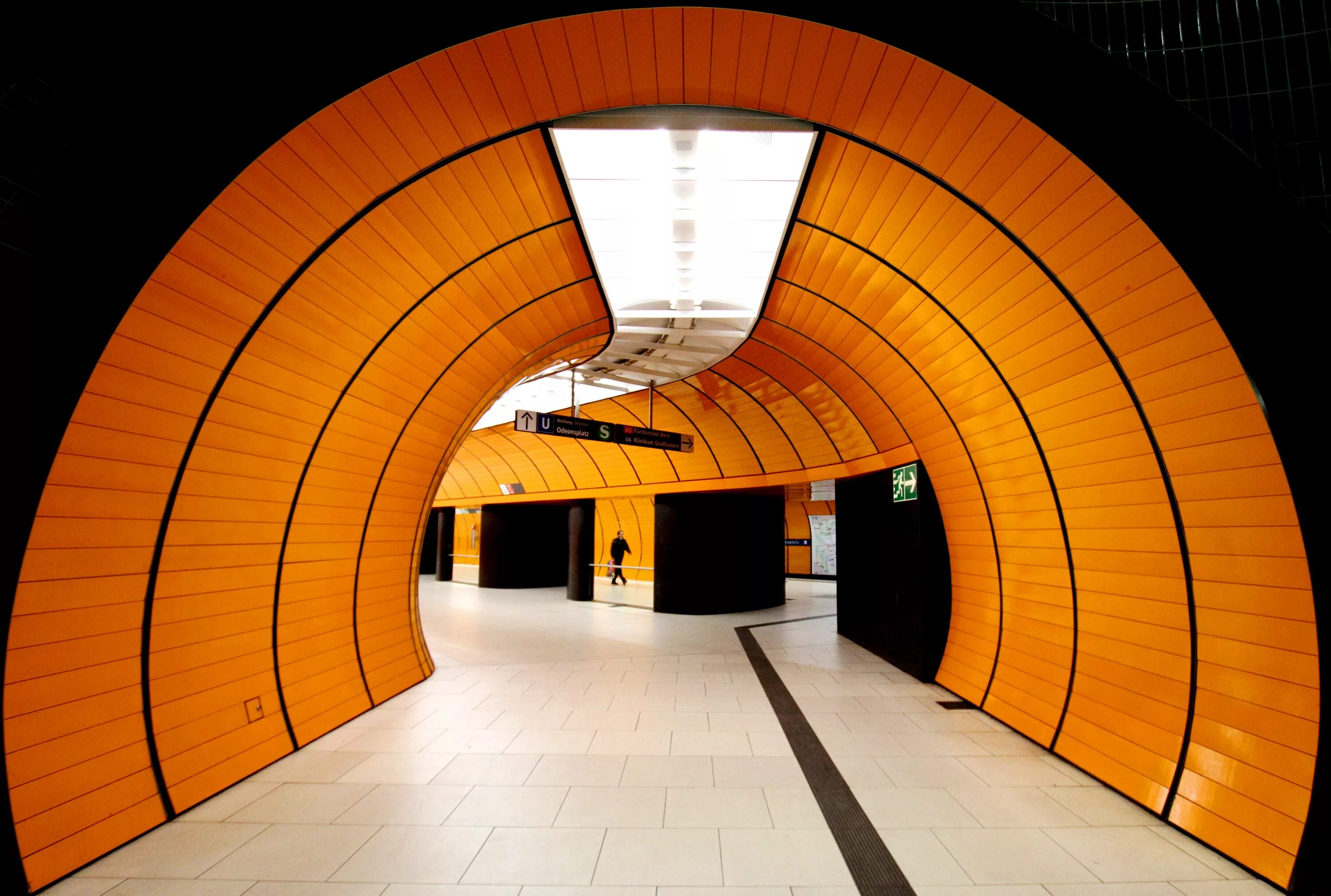 Включи оранжевую станцию. Станция "Георг-Браухле-ринг", Мюнхен, Германия. Оранжевая станция. Оранжевое метро. Туннель оранжевый.