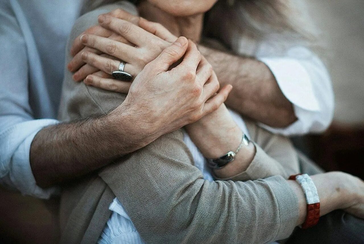 Уважение крепко. Трогательные объятия. Мужчина обнимает женщину. Мужская рука. Объятия пожилых.