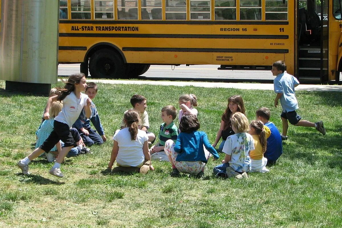 Дети сидят в кругу фото. Социализация фото. Secondary socialization. Дети в школе сидят вкруг фото. Street bible school