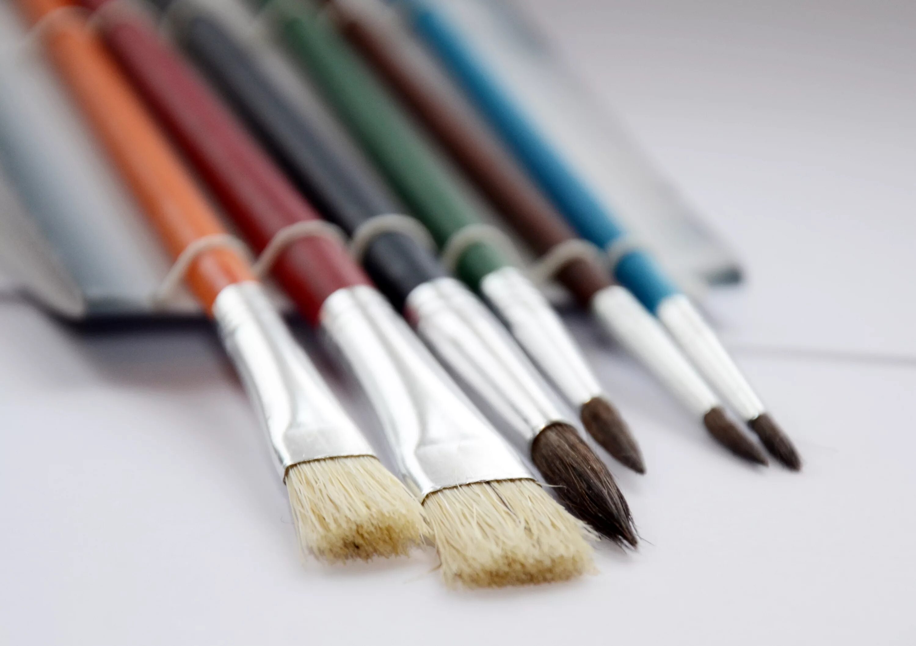 Pencils brushes. Кисточка для рисования. Кисти для живописи. Кисть карандашом. Кисточка для рисования с краской.