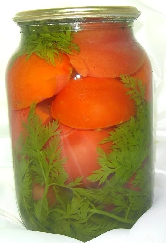 Томаты с морковной ботвой рецепт на зиму. Помидоры с морковной ботвой. Помидоры на зиму с морковной ботвой на 1.5л банку. Помидоры в банках с морковной ботвой. Помидоры с морковной ботвой на 1 литровую.