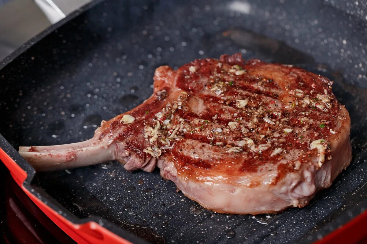 Сочный антрекот из свинины на сковороде. Приготовить косточки с мясом. Мясо на сковороде. Антрекот из свинины на сковороде. Говядина на сковороде.