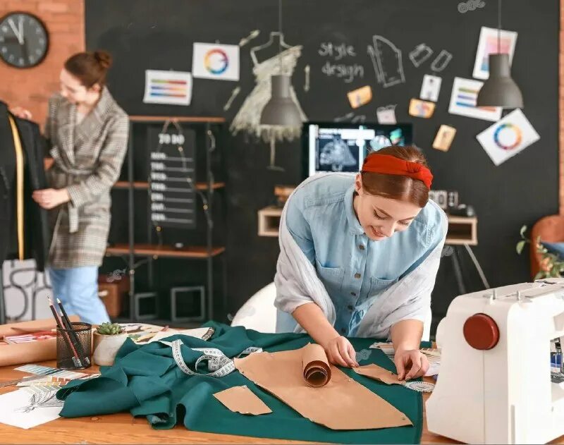 профессия где шьют одежду. дизайнер одежды шьет. портной дизайнер одежды. швейный цех. профессия швея.