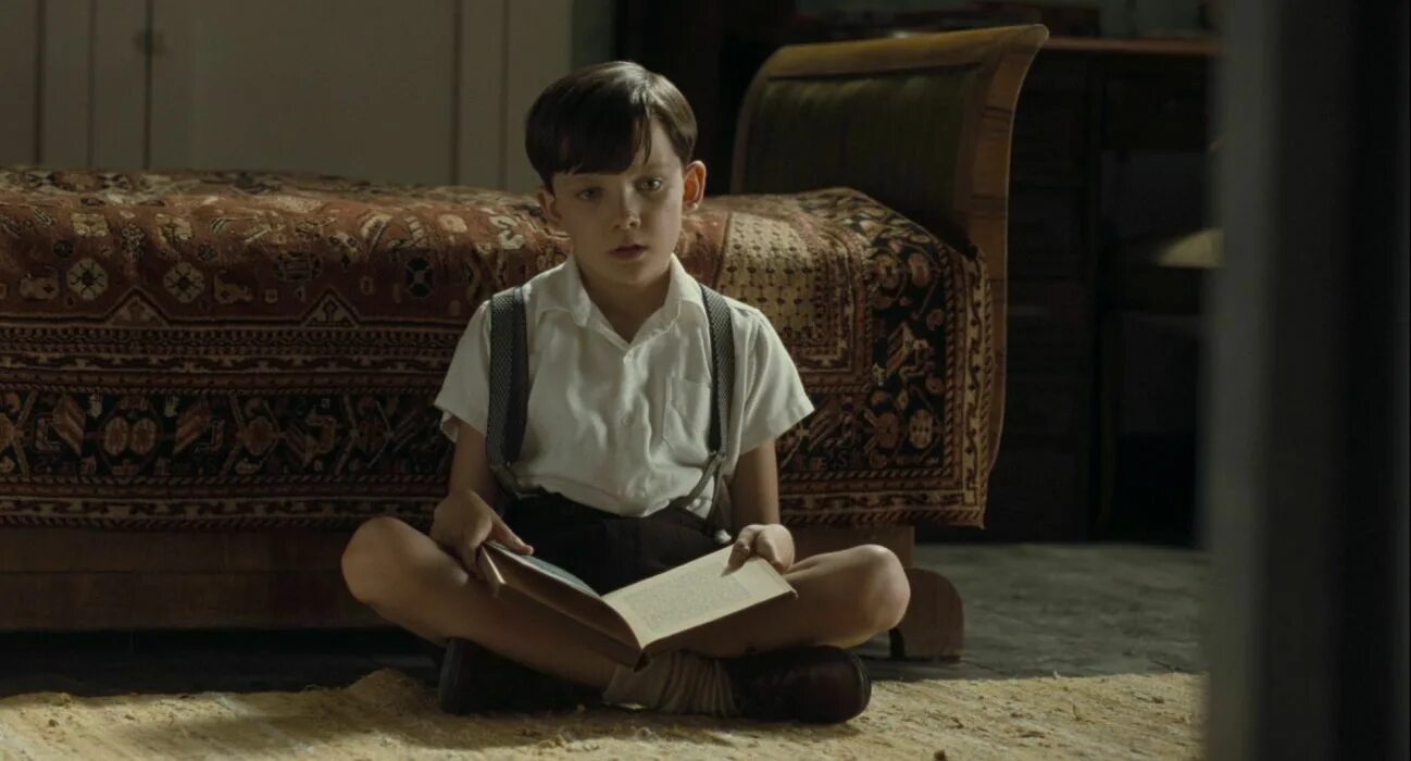 Мальчик в пижаме сюжет. Аса Баттерфилд мальчик в полосатой пижаме.