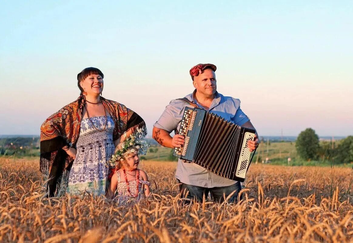 Русская душа какая она. Гармонист в деревне. Гармошка в деревне. Гармонист в поле. Баянист в деревне.