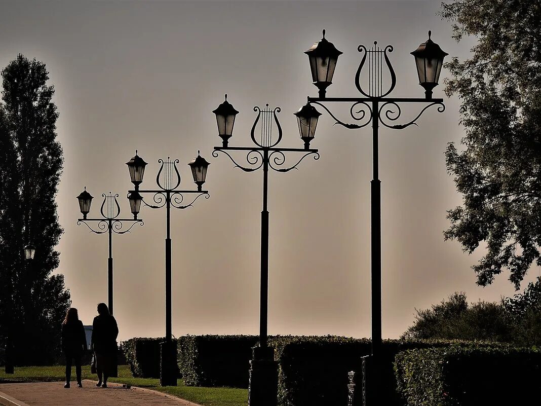 женщины. Nasty babe фонари. Nasty babe исполнитель. фотосессия со светом. свет от фонарика.