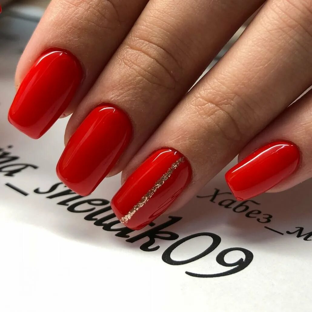 красный маникюр на новый год 2023. красные ногти. оригинальные красные ногти. маникюр красные оттенки миндалевидная форма. классический красный маникюр.