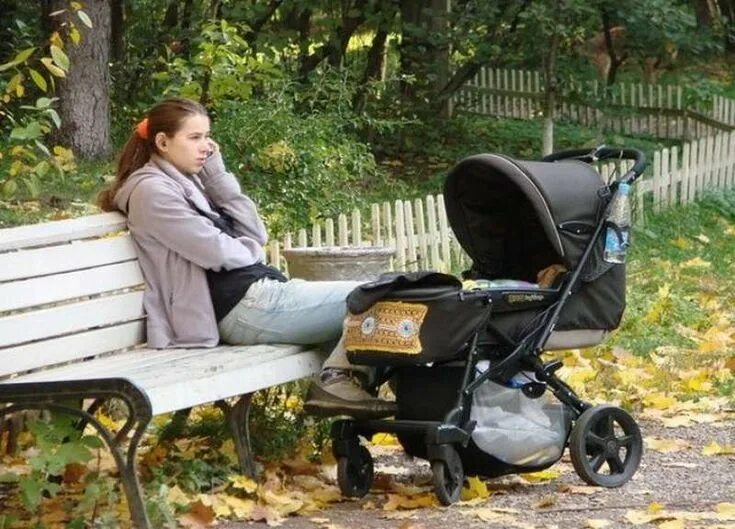 Мама с коляской. Женщина с коляской на лавочке. Мама с коляской на скамейке. Коляска для девочки. Молодые мамы без регистрации