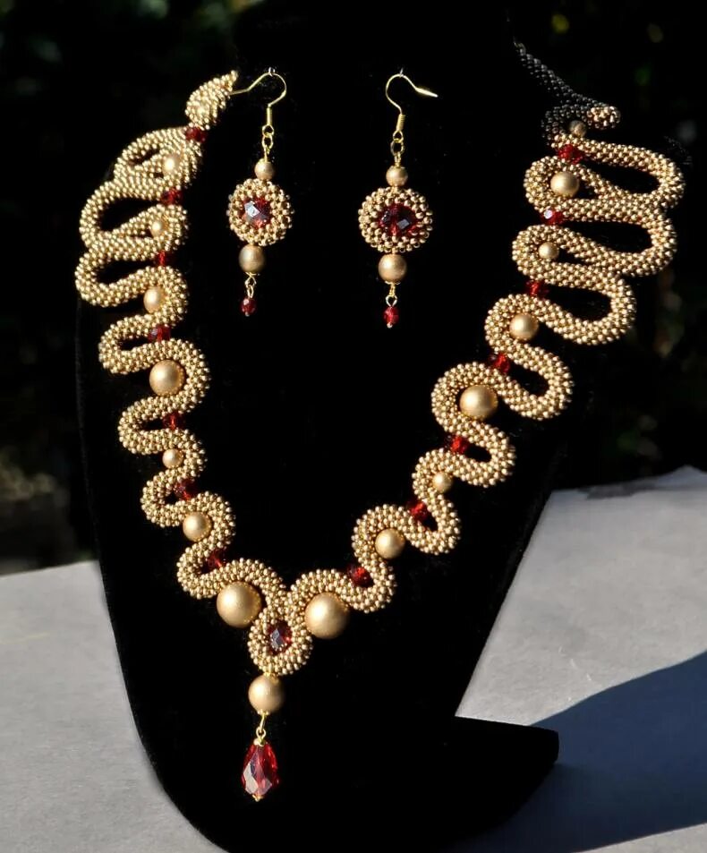 Украшения из бисера. Бисерные украшения. Колье из бисера и бусин. Красивые ожерелья из бисера. Бижутерия из бисера.