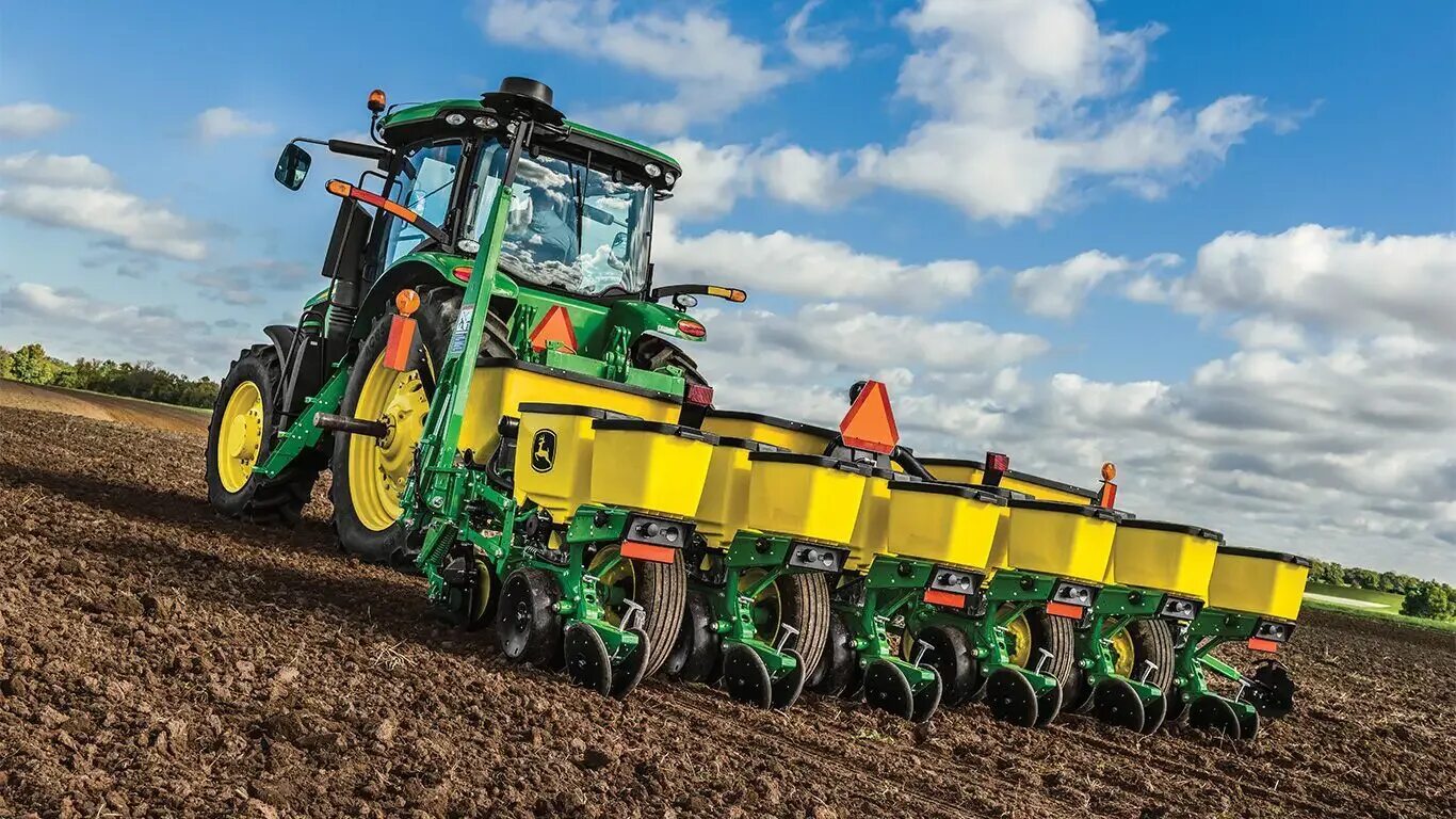 Сеют пшеницу. Зернышко в земле. Кротование почвы. Сеялка в поле джон дир. Посадка зерновых.