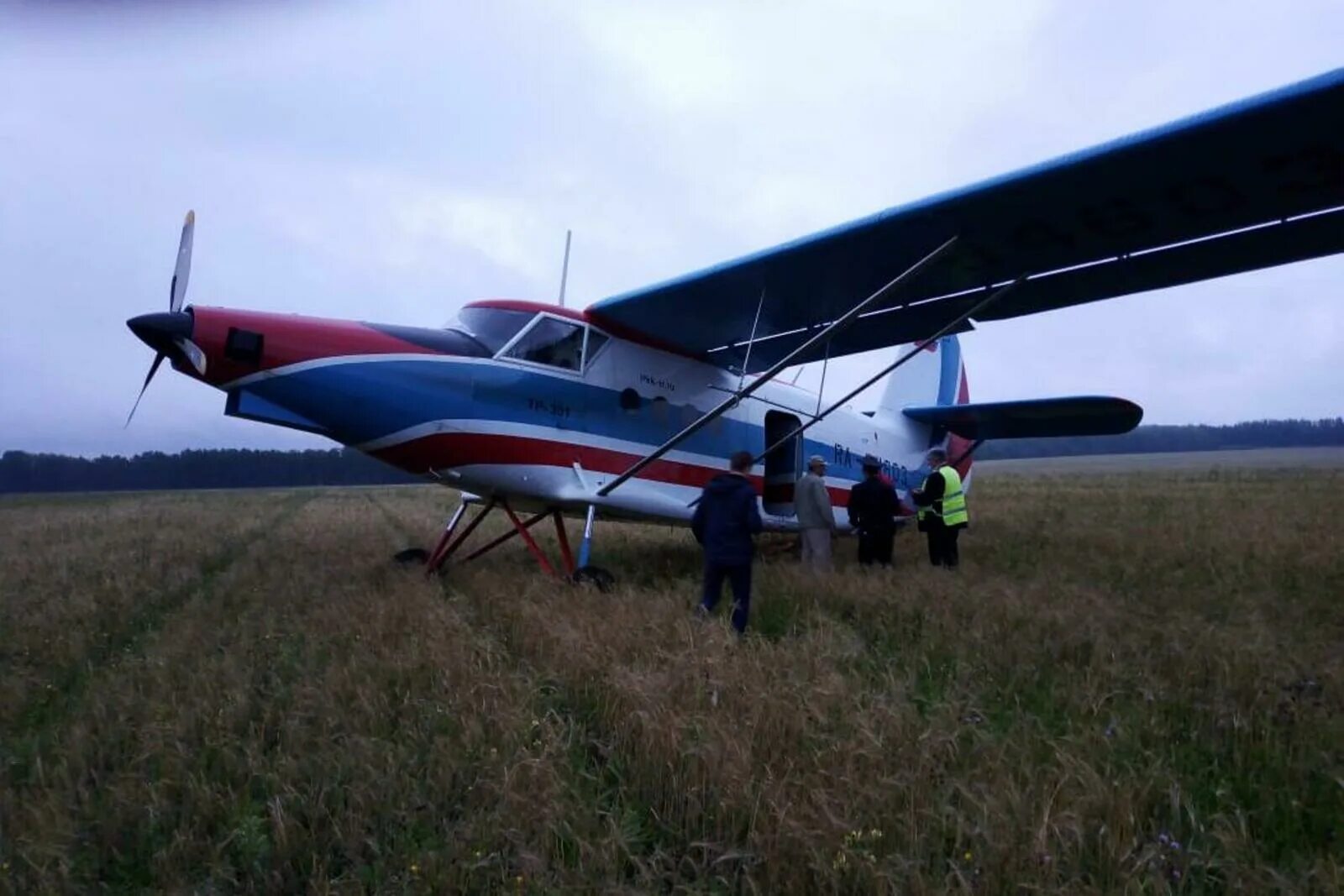 Башкирия самолет. Посадка ан 2. самолет ермак легкомоторный. кукурузник ан2 в поле. ан 2 в полете.