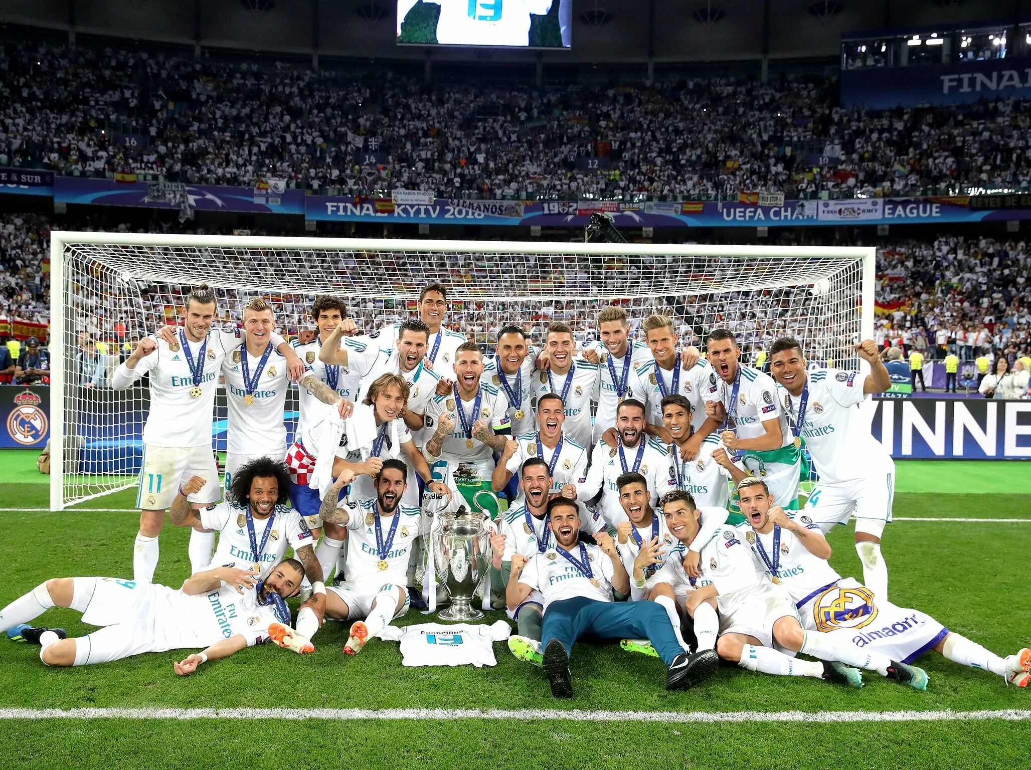 Real madrid champions. Реал Мадрид Роналдо с командой. Реал Мадрид 1988. Реал Мадрид 2010. Реал Мадрид 24.