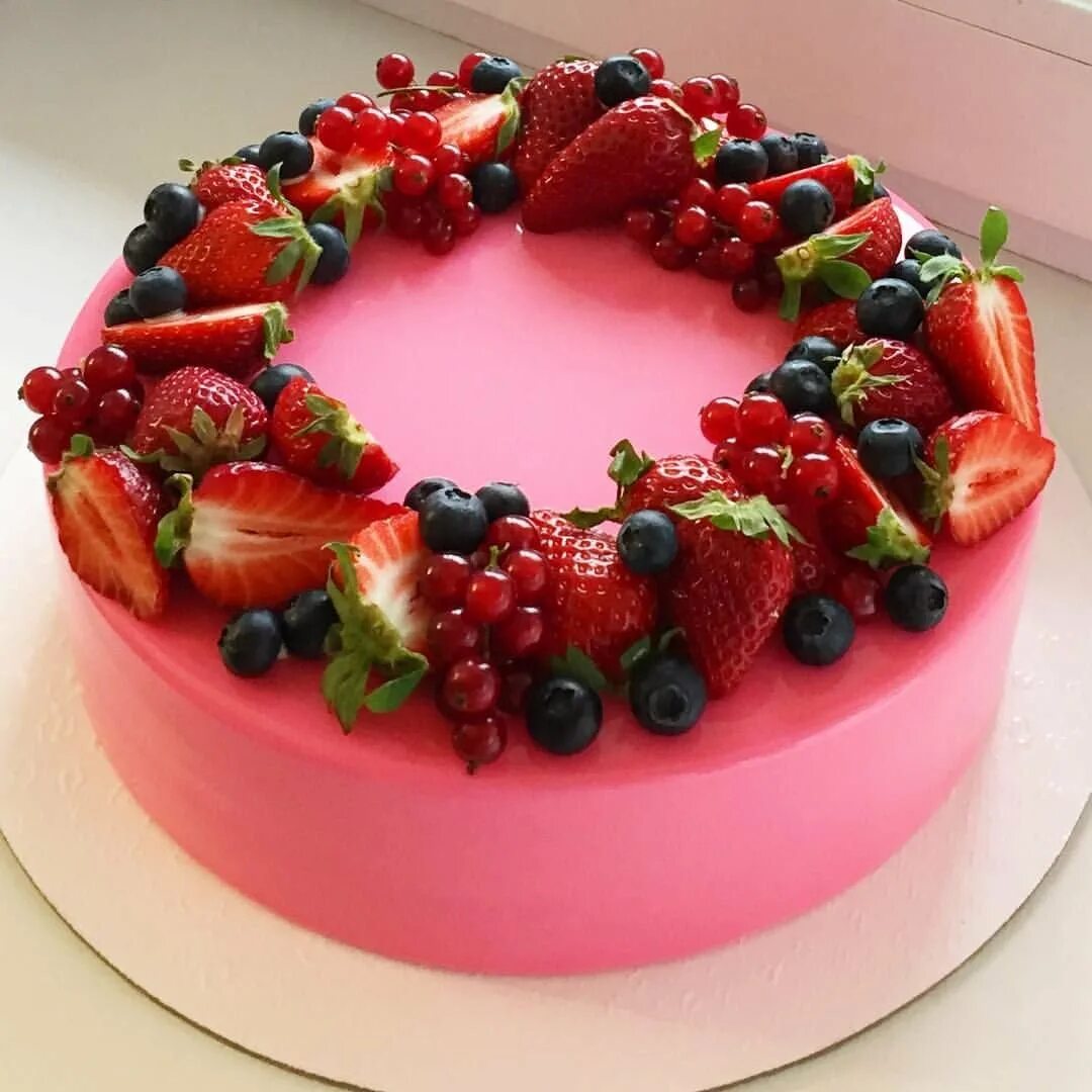Торт с клубникой и голубикой. Торт с фруктами. Красивый торт с фруктами. Украшение торта фруктами и ягодами. Украшение торта ягодами.