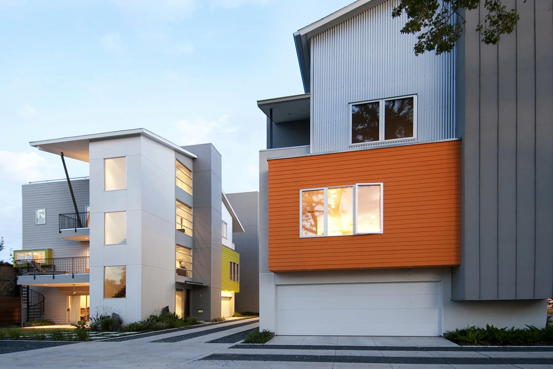 Высокий фасад. Современные фасады зданий. Современная отделка фасада. Оранжевый дом. Современные панельные дома.
