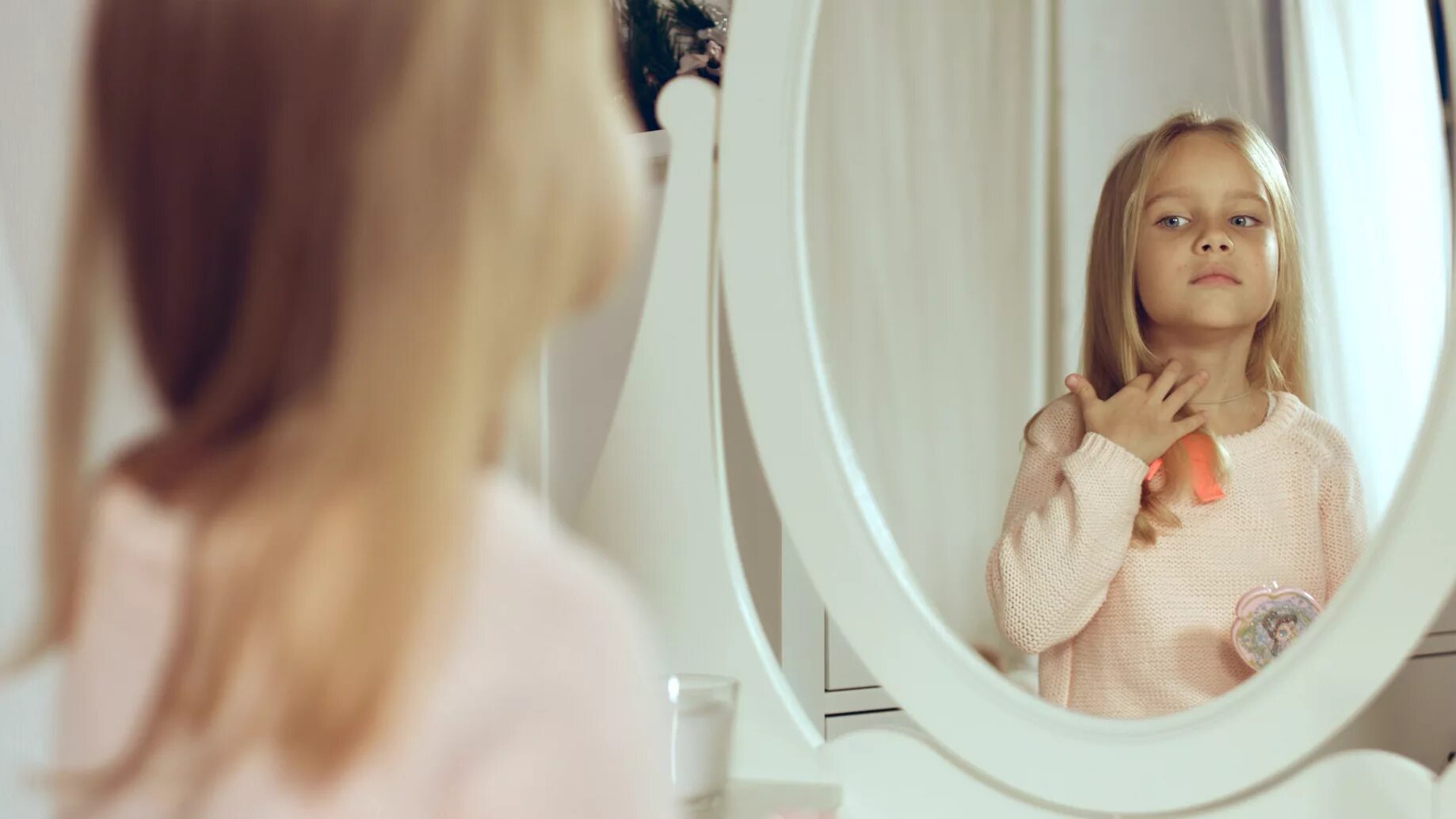 Тайное видео мамы. Девочка смотрится в зеркало. Отражение ребенка в зеркале. Ребенок смотрится в зеркало. Зеркало для детей.