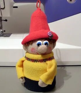 Гномик из помпона в шапочке