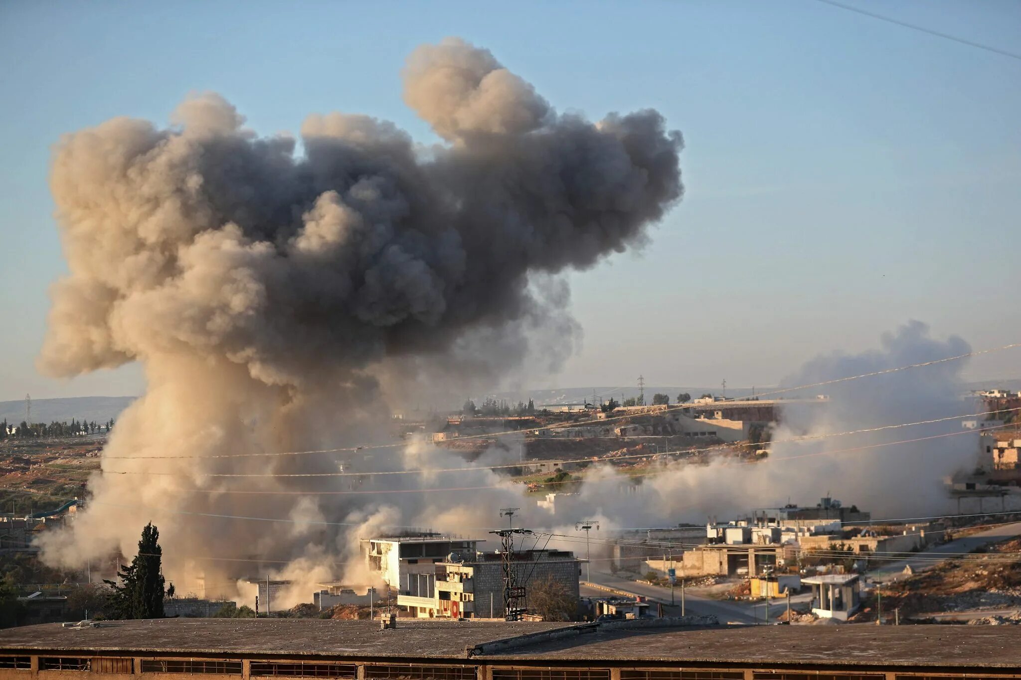 Самолёы росси бомбять в сирии. Удары вкс россии в сирии. Боевой самолет с бомбами. Какие города бомбят на украине. Русские зачем вы бомбит украину.