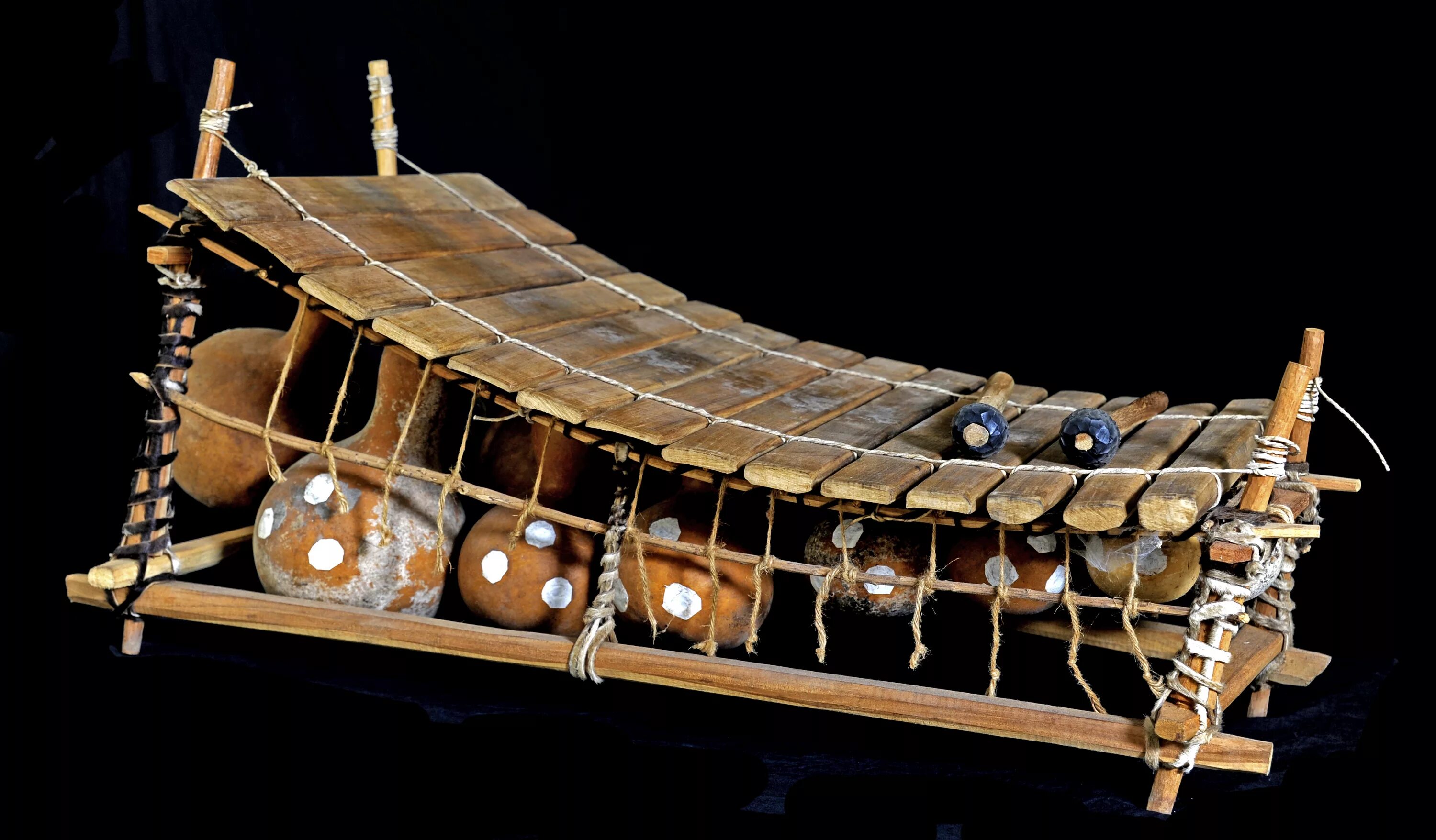 Балафон музыкальный инструмент. Африканский инструмент балафон. Ксилофон. Африканский ксилофон.