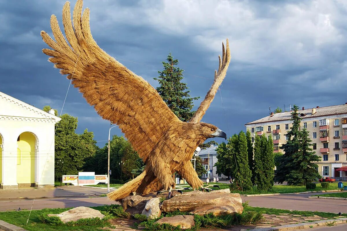 Орел крошка. Г Орел памятники орла. Статуя орла в городе Орел. Главная достопримечательность города Орел. Символ города орла.