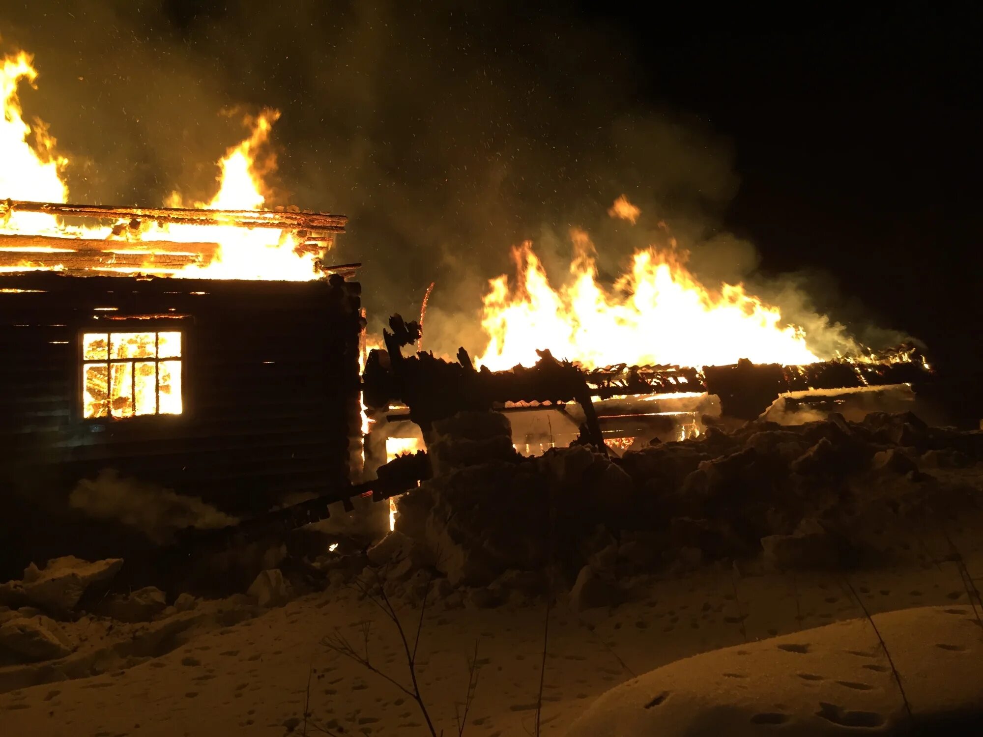 Сгоревший дом село Крапивново Ивановская область. Пожар в деревне Якшино Ивановская область. Пожар в село Бережок Ивановской области. Пожар. Горят два дома