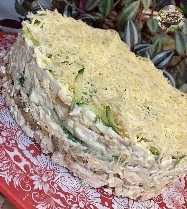 Вкусный салат не слоеный. Красивый слоеный салат из крабовых палочек. Салат солнышко. Вкусный слоеный салат с консервой. Вкусный салат не слоеный.