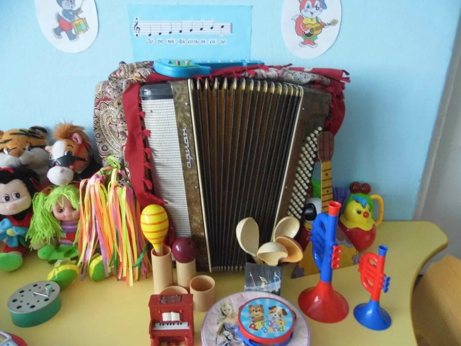 Оснащение музыкального уголка. Музыкальный уголок в группе детского сада. Музыкальный уголок в детском саду. Музыкальный уголок. Оснащение музыкального уголка в детском саду.