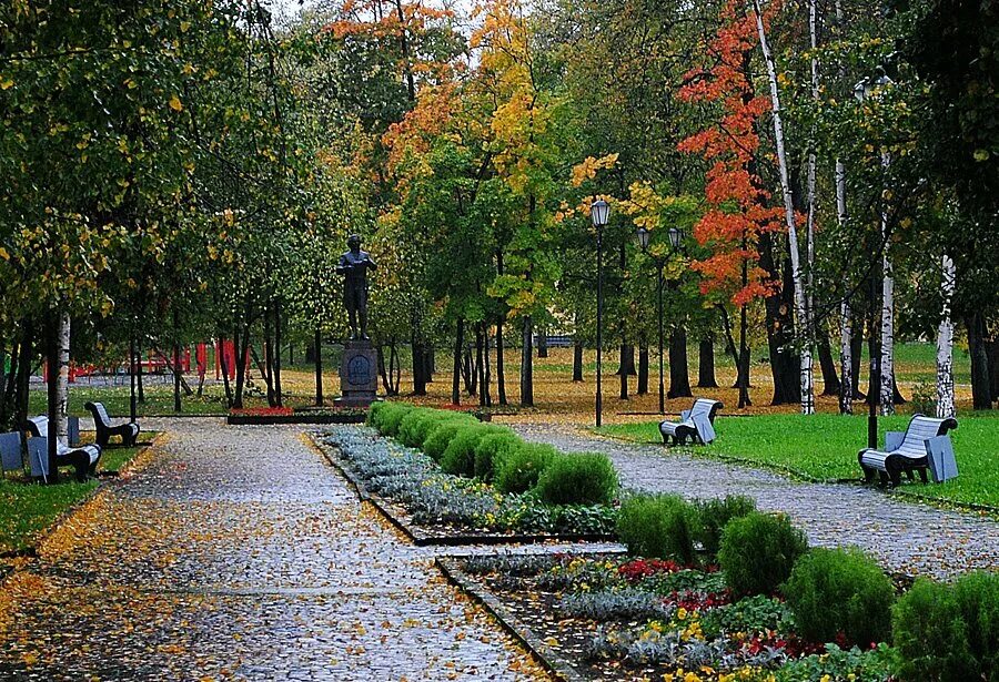 Памятник державину в петрозаводске. Петрозаводск памятник в губернаторском саду. Губернский сад петрозаводск. Государев сад петрозаводск. Губернаторский сад петрозаводск.
