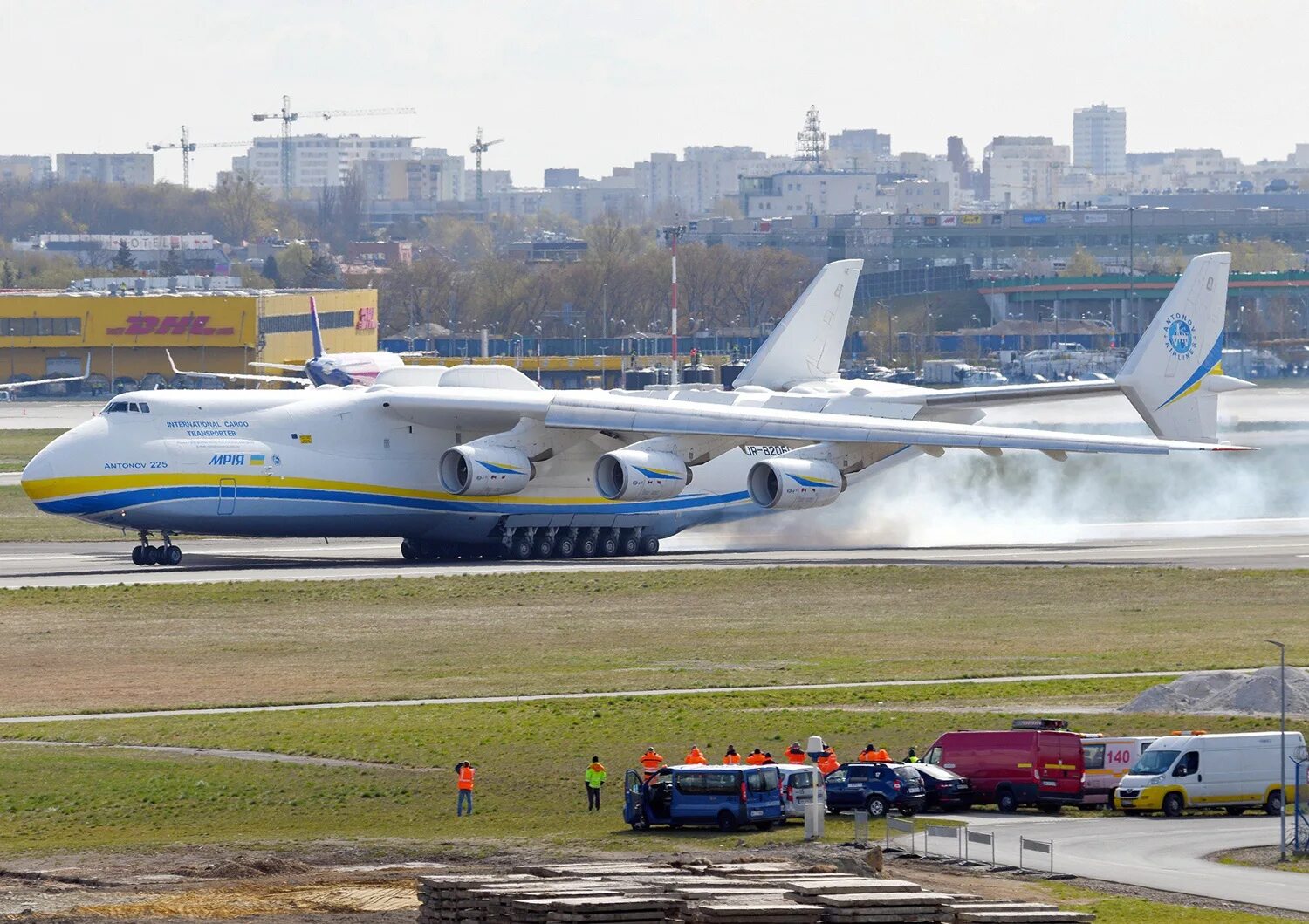 Самый большой самолет в мире. Самый большой самолёт в мире АН-225. АН 225 киль. Самый большой транспортный самолет АН 225. Самолет ан225 Иван.