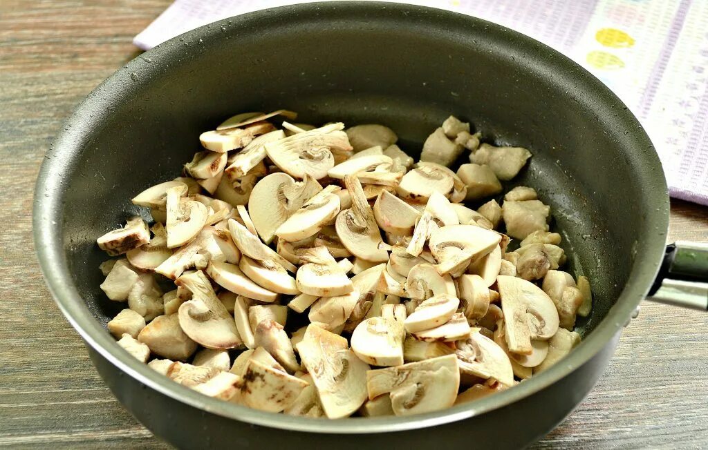 Шампиньоны в кастрюле. Макароны с шампиньонами и сыром на сковороде. Шампиньоны на сковородке. Макароны с грибами и сыром на сковороде.