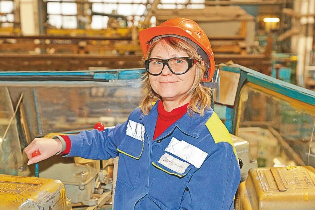 крановщик башенного крана крановщик башенного крана. машинист крана. девушка крановщик. машинист крана вакансии ижевск. требуются автокрановщики.