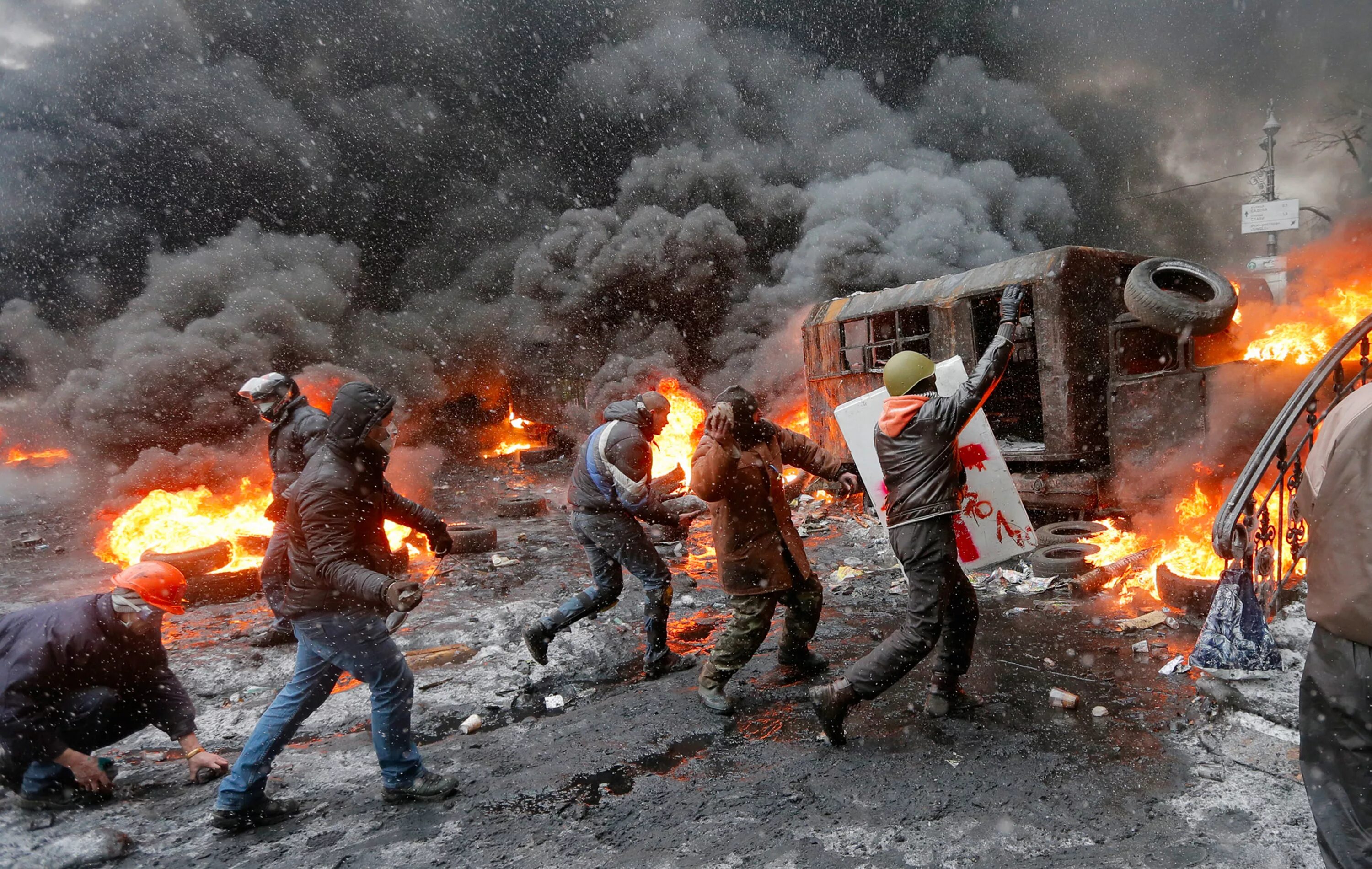 Чрезвычайное военное. Майдан на Украине в 2014. Майдан 2014 Беркут в огне. Гос переварот в Украине 2014. Майдан на Украине в 2014 фото.