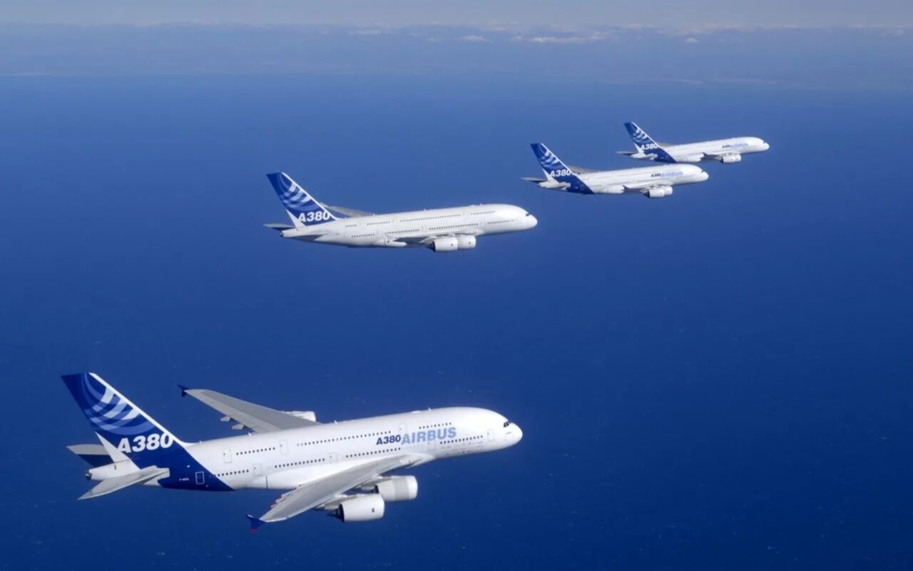 Несколько самолетов в небе. Airbus a380. Airbus a380 в небе. Самолеты Боинг и Аэробус. Airbus 380 крыло.