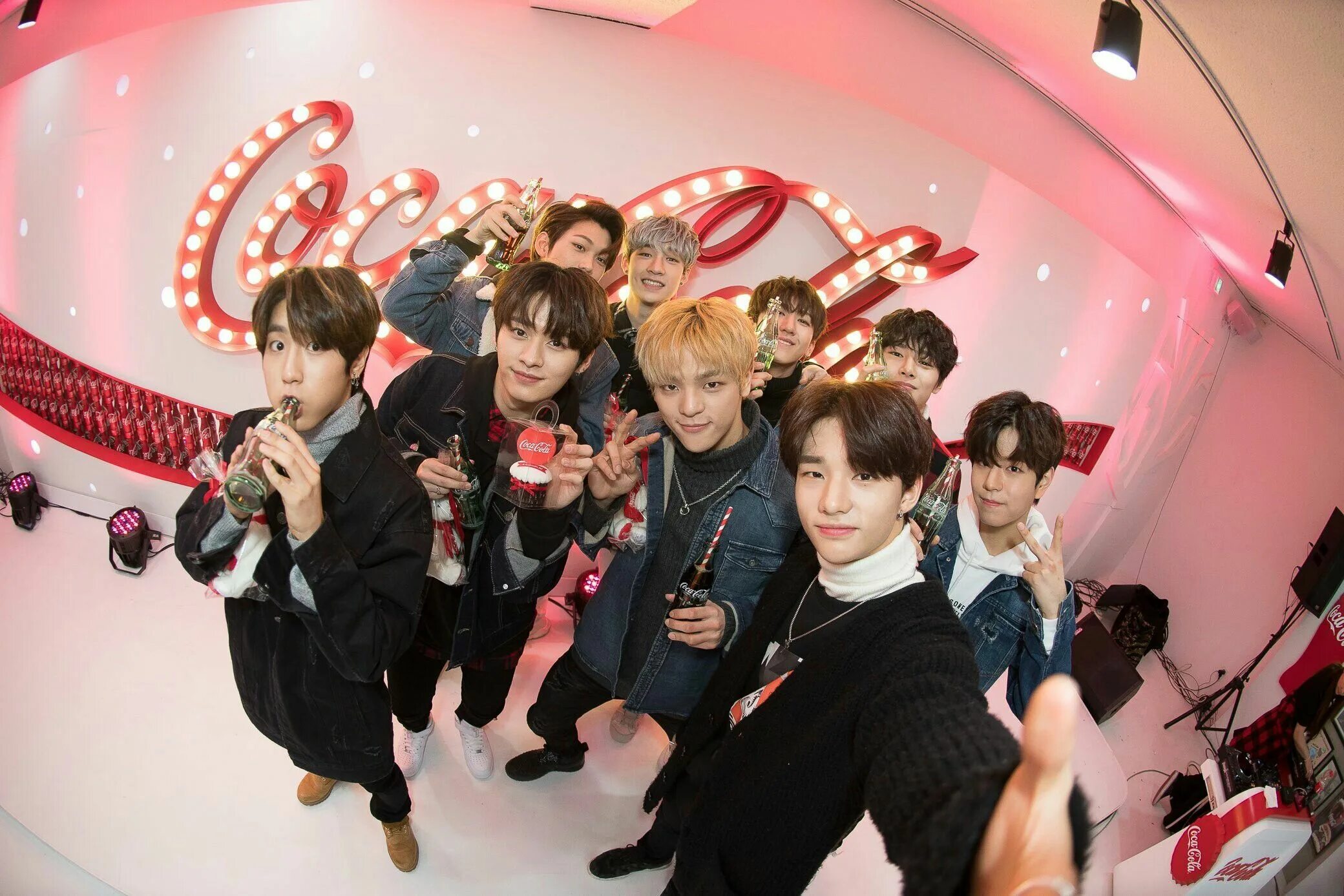 Имена участников группы stray kids. Stray Kids участники. Состав Stray Kids 2022. Stray Kids дискография. Стрейкидс участни.