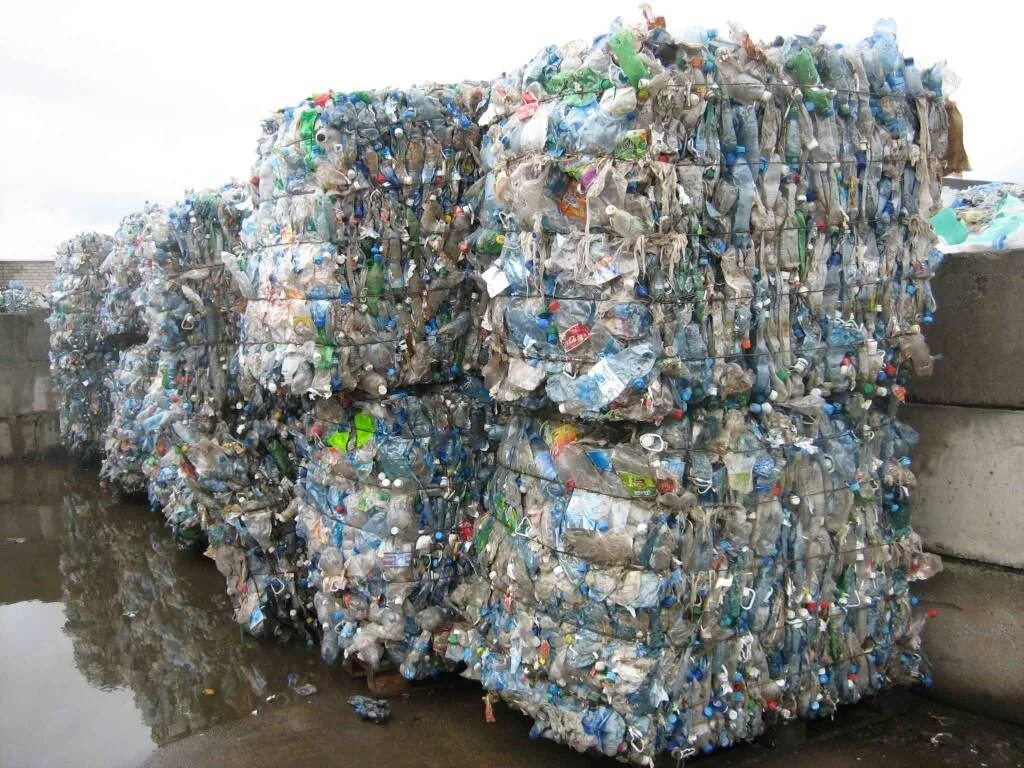 Пластиковые отходы. Прессованный мусор. Пластиковые бутылки отходы. Прессованные пластиковые бутылки.