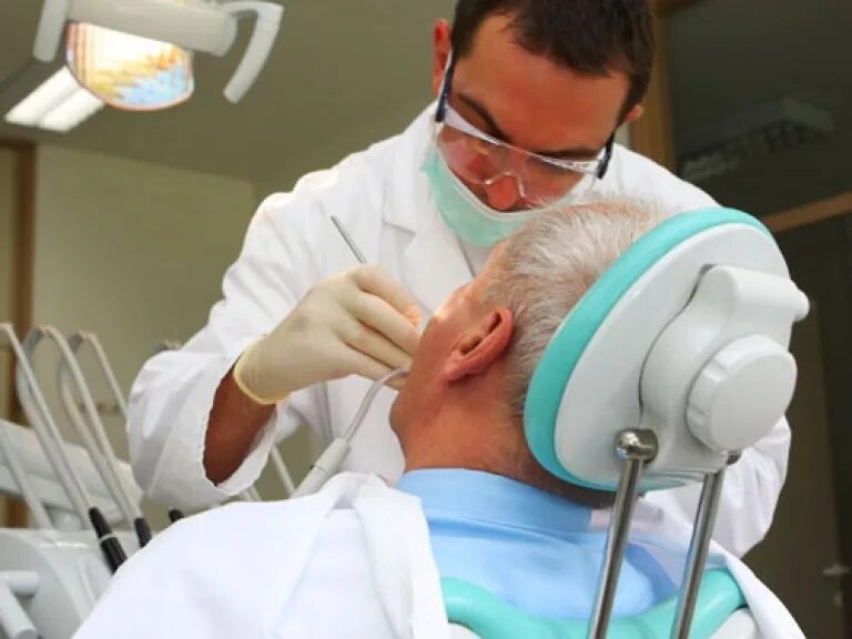 Врач протезист зубов. Стоматолог. Стоматологический осмотр. Зубной. Прием врача стоматолога.