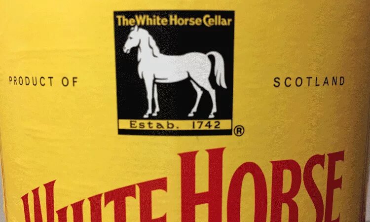 Horse drink. С лошадью на этикетке белая. White Horse этикетка. Виски Вайт Хорс этикетка. Виски белая лошадь этикетка.