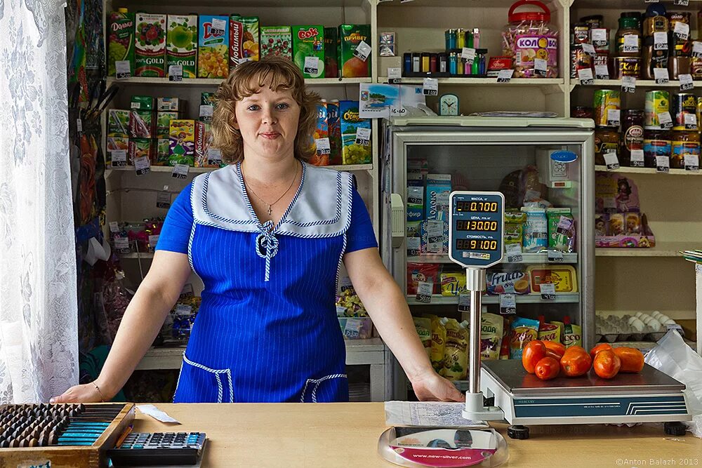 Продавец на кассе. Продавщица в магазине. Лоты продавца. Продавец за прилавком. Продавщица в продуктовом магазине.