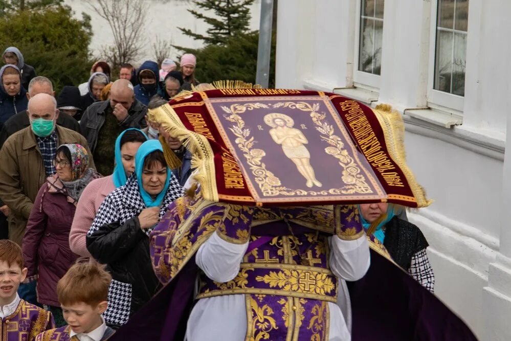 Вечерняя служба в пятницу. Великая пятница страстной седмицы. Сельский храм Успения Божией матери в Себино. Великая пятница в Чехии. Страстная седмица Великая пятница.