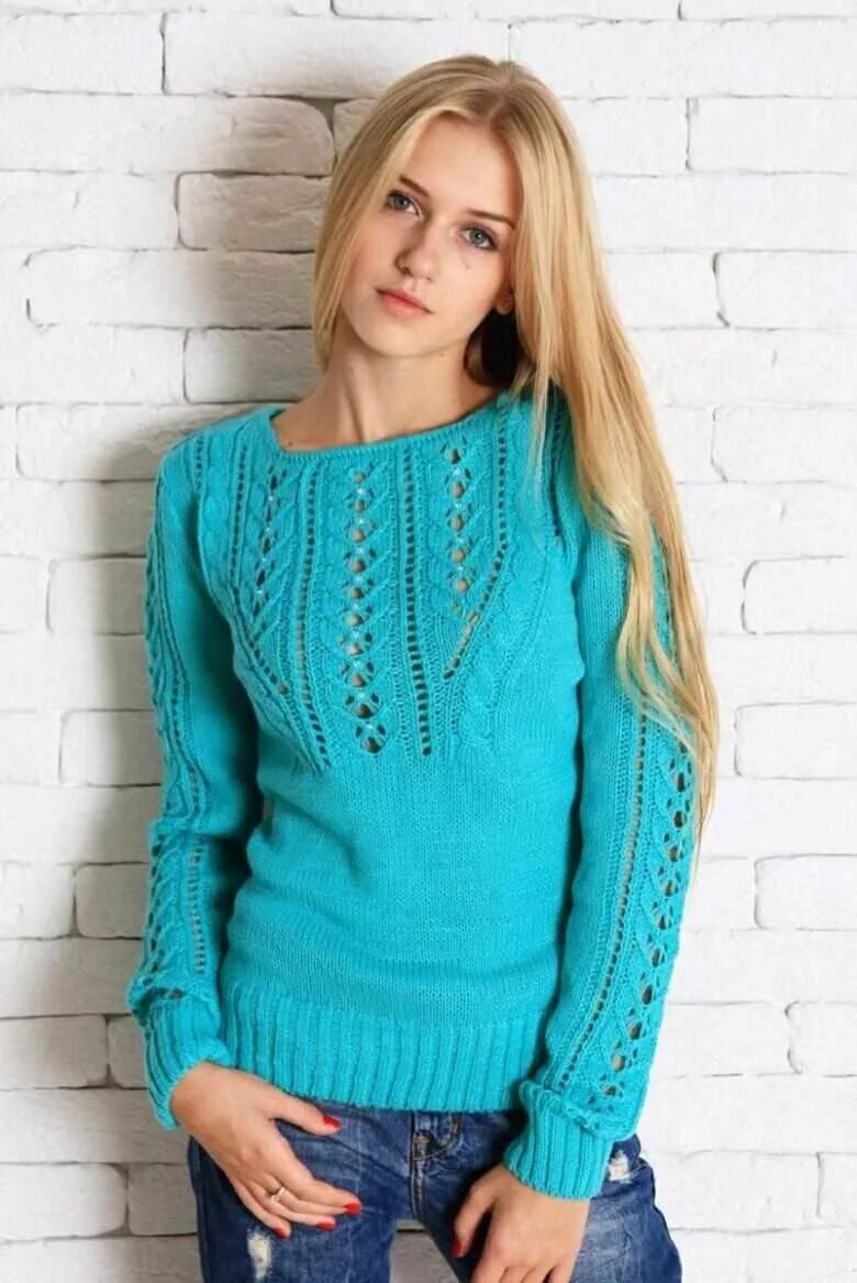 Женщина в свитере. Стильные вязаные вещи для женщин. Модно спицами кофта. Красивые свитера женские. Вязаный свитер женский.