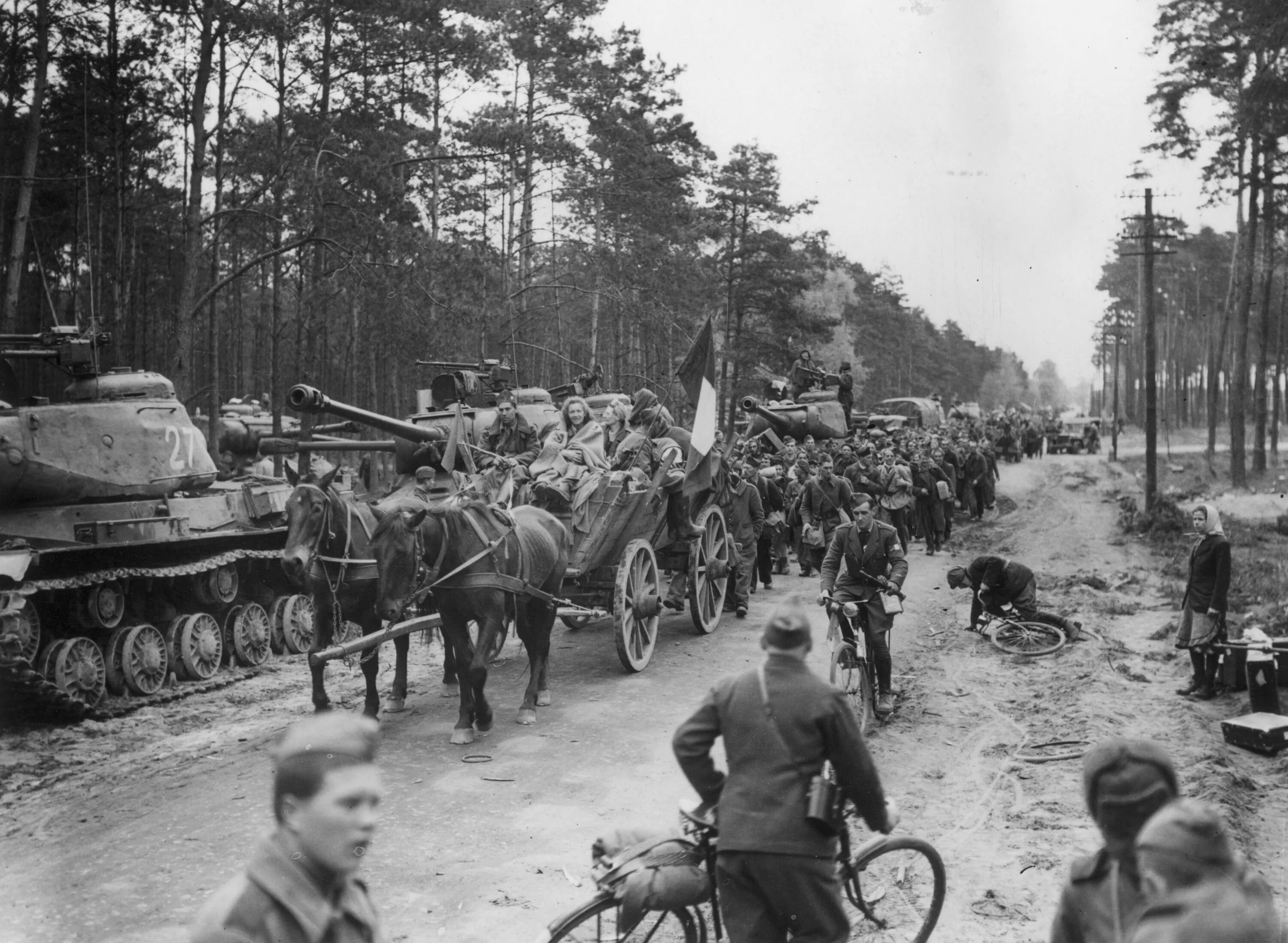 Дорога на Берлин 1945. Дорога на Берлин ВОВ. Колонна ИС-2 В Берлине 1945. По дорогам военных лет